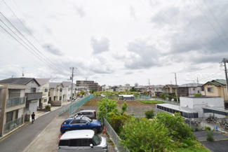 【展望】 | 眼前に広がる空の雄大さと、このお部屋の自慢の一つである「眺望」をご覧ください。毎日、この景色を独り占めできる新生活に夢が広がります。～即日のご見学可能～　お問合せはお気軽にどうぞ。

