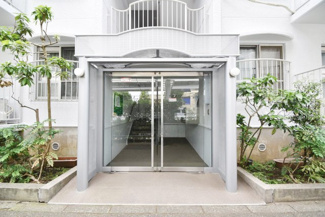 【エントランス】 | お客様を、そして住人を出迎えてくれるマンションのエントランス。ゴミが落ちていないことからも、管理状態の良さや住民の節度の高さが見て取れます。～即日のご見学可能～　お問合せはお気軽にどうぞ。
