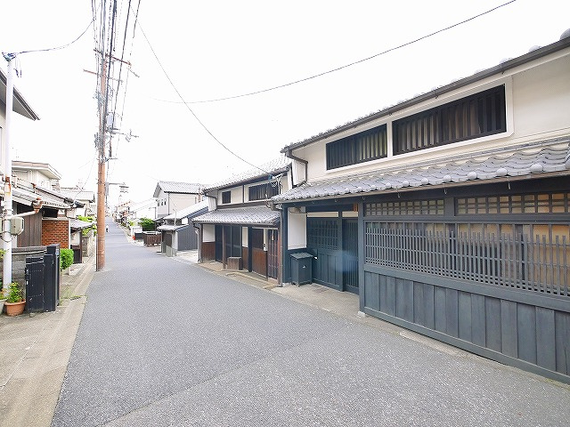 鳴川町古民家物件の駐車場