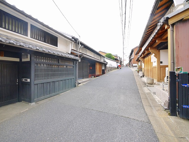 鳴川町古民家物件の駐車場