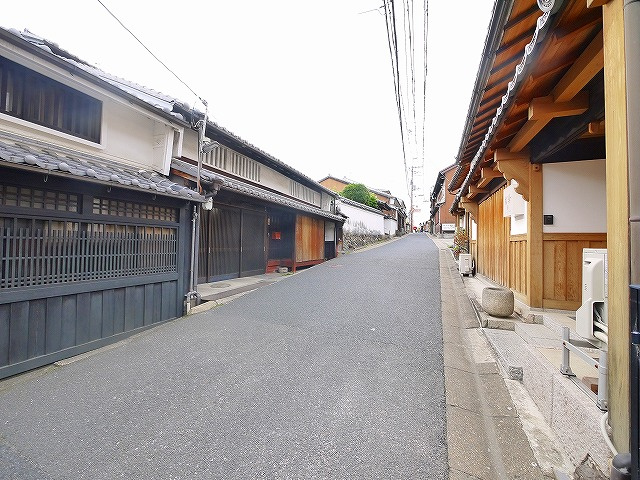 鳴川町古民家物件の駐車場