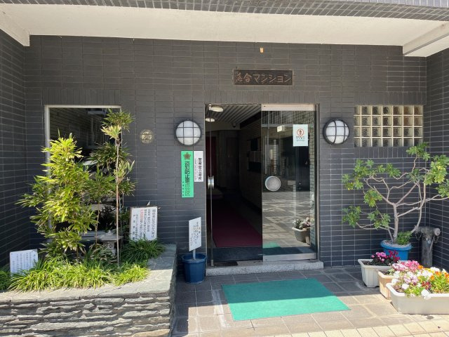 落合マンションのエントランス