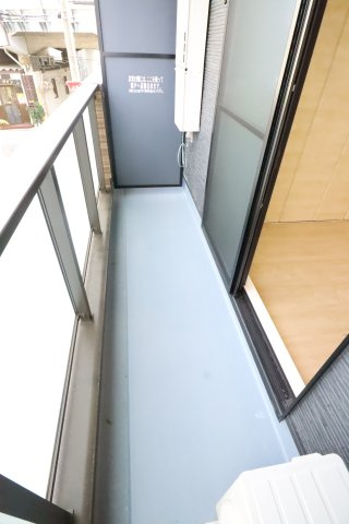大阪市城東区鴫野東２丁目のアパートのバルコニー