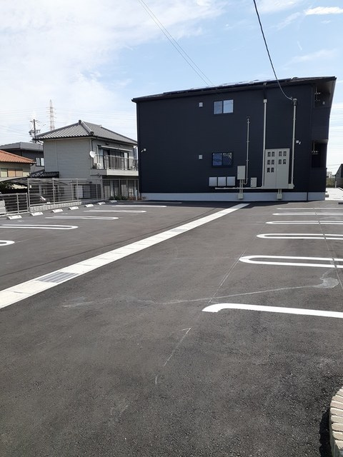 アンドゥトロワの駐車場