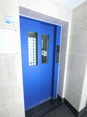 【その他共用部分】 | マイキャッスル・ラルジュ横浜西 | お買い物時やベビーカーの出し入れに便利なエレベーター付です。