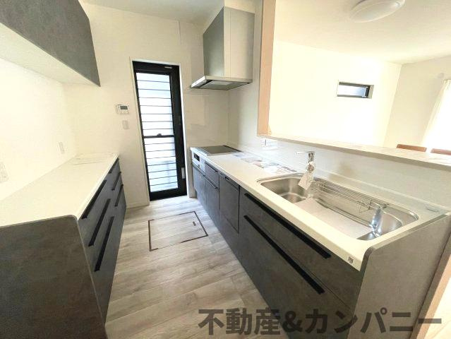 ディアタウン越智2丁目No.1　新築未入居戸建1号棟のキッチン|カップボード付きとなっております。