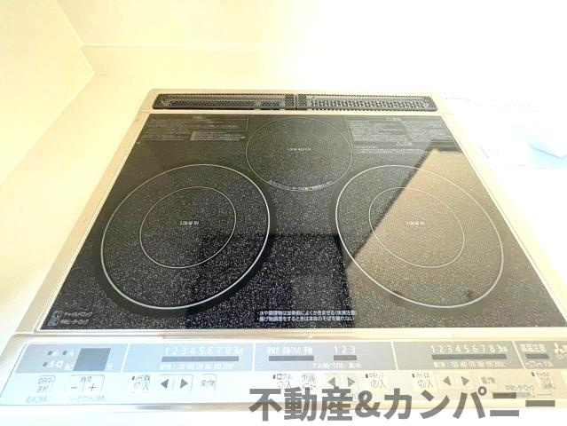 ディアタウン越智2丁目No.1　新築未入居戸建1号棟のキッチン|三口IH。お手入れがらくらくなIHクッキングヒーター。家事の時間を減らして、家族との時間をより確保しましょう。