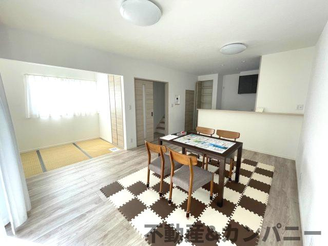 ディアタウン越智2丁目No.1　新築未入居戸建1号棟の居間・リビング|縦長リビング！15畳あるので、家族団らん◎