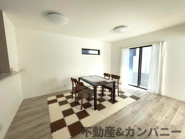 ディアタウン越智2丁目No.1　新築未入居戸建1号棟の居間・リビング|レースカーテンとカーテンレール付きです♪