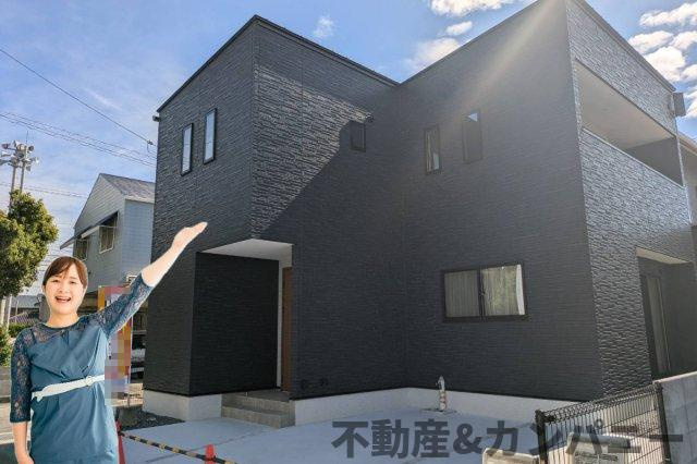 ディアタウン越智2丁目No.1　新築未入居戸建1号棟の外観|外壁：光セラ
※光触媒で汚れを浮かし、雨で汚れを流します。外壁メンテナンスが30年必要ないことをメーカーから言われています！カラーは黒色でモダンな雰囲気に仕上がっております♪