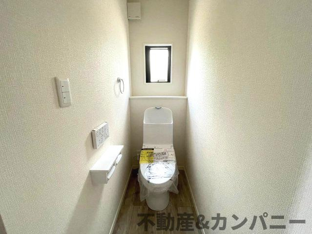 ディアタウン越智2丁目No.1　新築未入居戸建1号棟のトイレ|トイレに小窓あり♪