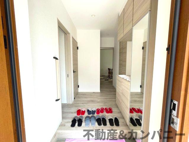 ディアタウン越智2丁目No.1　新築未入居戸建1号棟の玄関|収納もある玄関です