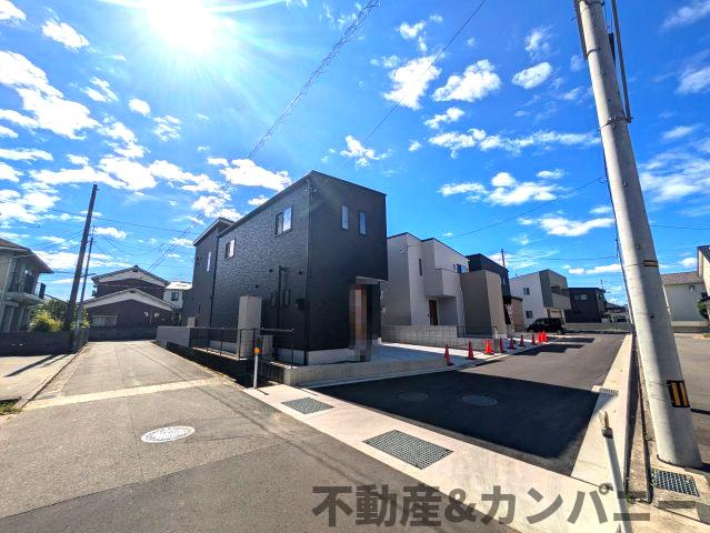 ディアタウン越智2丁目No.1　新築未入居戸建1号棟の外観|角地♪
車の運転が苦手な方もゆったりした道路に接道しているため、安心ですね♪