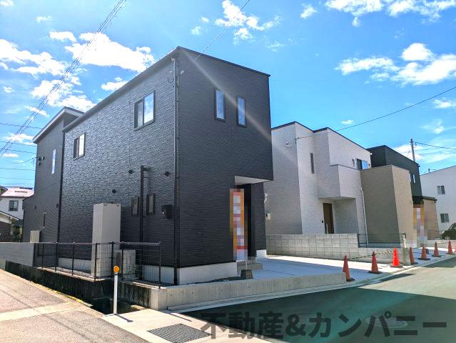 ディアタウン越智2丁目No.1　新築未入居戸建1号棟の外観|駐車場：並列駐車可能。大きなお車もとめることができる広さがあります。