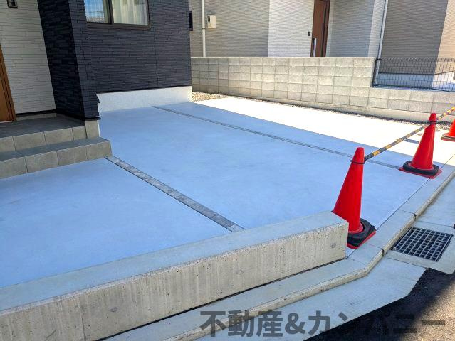 ディアタウン越智2丁目No.1　新築未入居戸建1号棟の駐車場|駐車場：土間コンクリートにて施工。割れにくくするために仕切りも入れております。