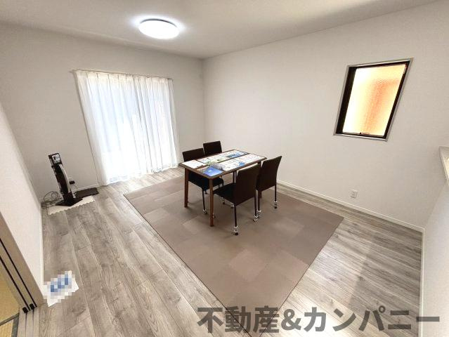 ディアタウン北斎院の居間・リビング|こちらのリビングで趣味の時間をお楽しみください