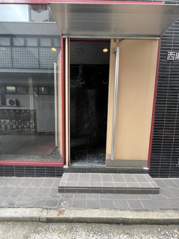 西麻布来山ビルのエントランス