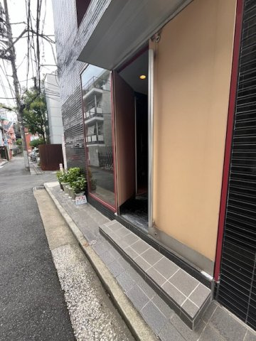 西麻布来山ビルのエントランス