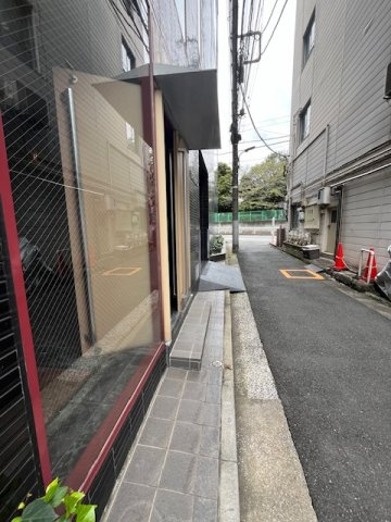 西麻布来山ビルのエントランス