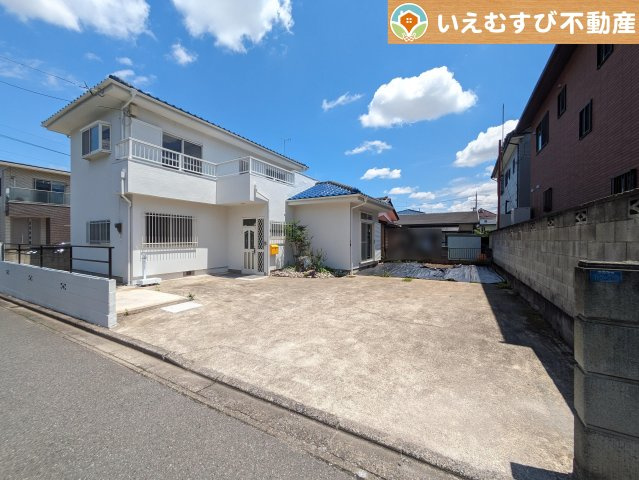 深谷市稲荷町北　中古戸建の駐車場|3台駐車可能なゆとりのカースペース
複数台車をお持ちでも、お友達が遊びに来てもゆとりの駐車スペース！