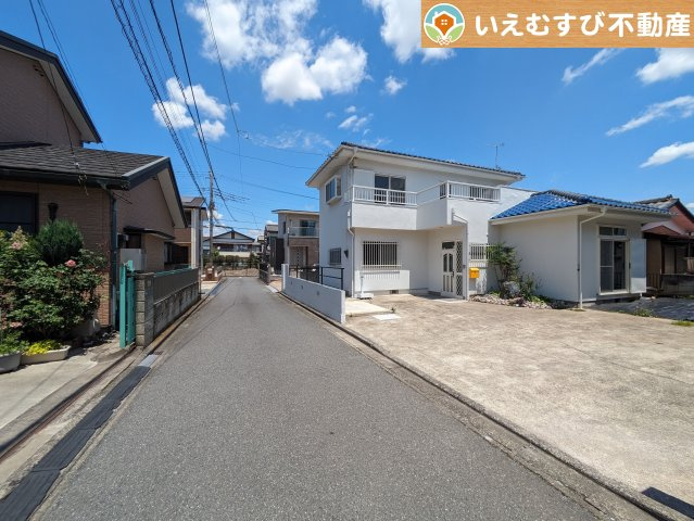 深谷市稲荷町北　中古戸建の前面道路含む現地写真|充分な広さの4ｍ前面道路
間口が広くお車の出し入れも問題なく行えるスペースが確保されています♪