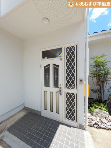 深谷市稲荷町北　中古戸建のエントランス|雨が防げる広々エントランス
駐車場からアクセスの良いエントランス。雨の日や荷物が多くても安心の動線♪