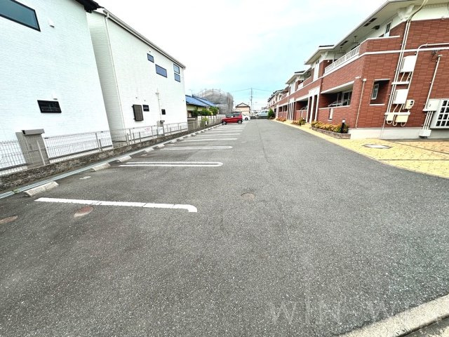 ニュービレッジ山田二番の駐車場