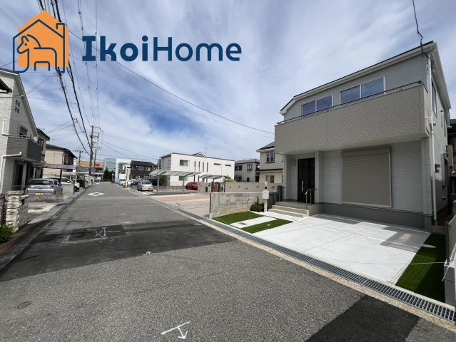 神戸市西区持子　新築一戸のエントランス|前面道路広々しています。駐車がし易く、車の対面のすれ違いも楽にできます。