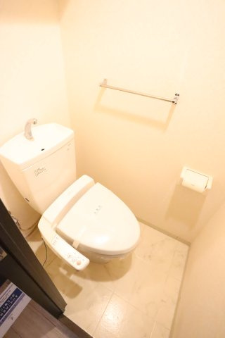 大阪市都島区片町１丁目の賃貸マンションのトイレ