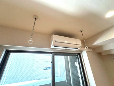 【設備】 | マ・シェリ | 洋室12帖のお部屋にある室内物干しです！雨の日やお出掛け時の室内干しにとても便利☆花粉や梅雨の時期に重宝しますね♪