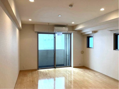 【洋室】 | マ・シェリ | 南東向き洋室12帖☆バルコニーに繋がる角部屋二面採光のお部屋です！エアコン付きで1年中快適に過ごせますね☆室内物干しも完備しています◎