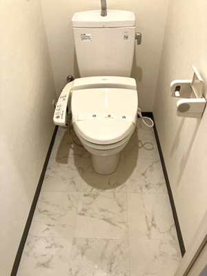 【トイレ】 | マ・シェリ | トイレは温水洗浄便座付き♪人気のバストイレ別です！小物を置ける便利な棚やタオルハンガーも付いています☆