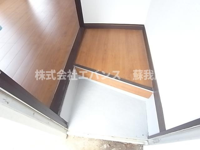 【玄関】 | 仁戸名町アパート | 収納もある玄関です