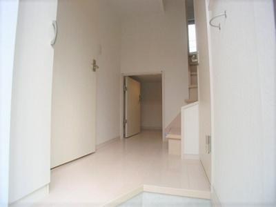 【玄関】 | コンフォートベネフィスジオ箱崎 | 別号室の写真になります。現況優先。