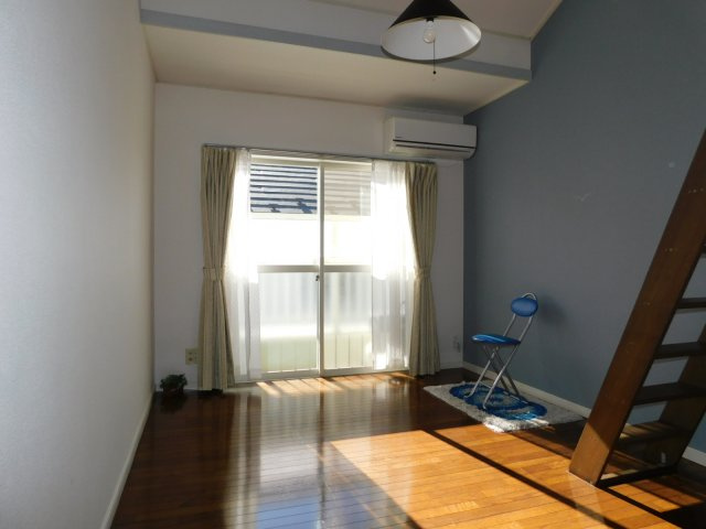 三鷹市深大寺３丁目のアパートの洋室