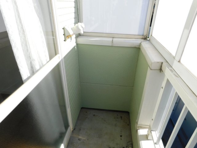 三鷹市深大寺３丁目のアパートのバルコニー