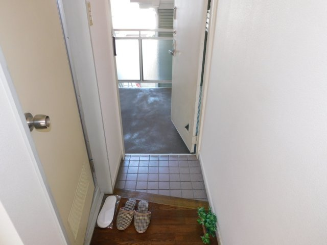 三鷹市深大寺３丁目のアパートの玄関