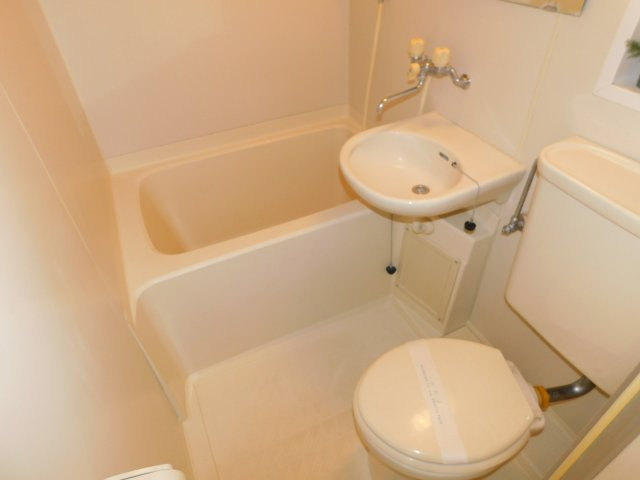 三鷹市深大寺３丁目のアパートの浴室