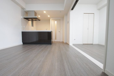 【居間・リビング】 | Renoas HAKATA | 別号室の写真になります。現況優先。