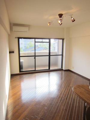 【居間・リビング】 | フレックス笹原駅前 | 別号室の写真になります。現況優先。