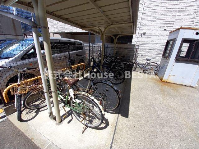 レオパレス兵庫駅南通りの駐車場