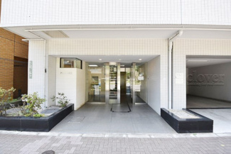【エントランス】 | オートロックを備えた、マンションのエントランス。やはりセキュリティの観点は欠かすことができません。皆様を“安全”に送り出し、出迎えてくれます。～即日のご見学可能～　お問合せはお気軽にどうぞ。