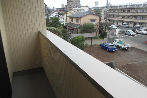 熊本市中央区国府１丁目のアパートのバルコニー