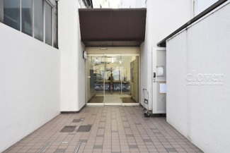 【エントランス】 | マンションの正面エントランス。出入りする人間を癒してくれるマンション入り口であり、その建物の「顔」でもあります。～即日のご見学可能～　お問合せはお気軽にどうぞ。