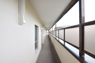 【その他共用部分】 | 階段もマンション共用部分の一部。しっかりと清掃されています。荷物の運搬のために幅や傾斜のチェックをしてみるのも忘れずに。～即日のご見学可能～　お問合せはお気軽にどうぞ。
