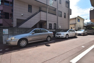【駐車場】 | マンションの駐車場スペース。空きの有無や駐車料金、サイズ規定などについては、改めてお問い合わせください。～即日のご見学可能～　お問合せはお気軽にどうぞ。
