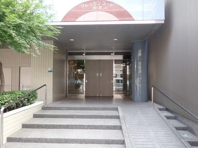 クレッセンコート浅草のエントランス