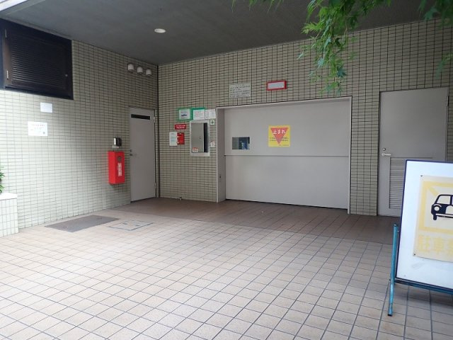 クレッセンコート浅草の駐車場