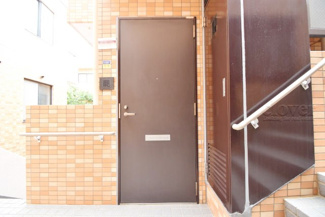 【その他共用部分】 | 皆様をお迎えする、お部屋の玄関ドア。開けやすさや開放角度、ドアノブの操作しやすさや鍵の形状などを、現地で一度ご確認ください。～即日のご見学可能～　お問合せはお気軽にどうぞ。