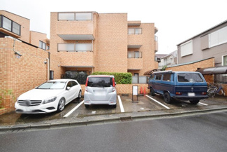 【駐車場】 | マンションの駐車場スペース。空きの有無や駐車料金、サイズ規定などについては、改めてお問い合わせください。～即日のご見学可能～　お問合せはお気軽にどうぞ。